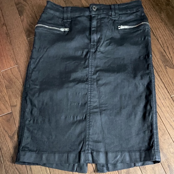 7 for All Mankind Black Coated Stretch Denim Skirt - Picture 2 of 8